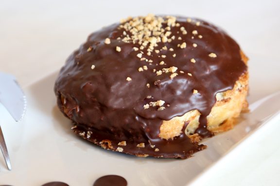 torta de hojaldre de chocolate y rellena de crema de chocolate y avellanas